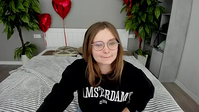 MagicPeachh  online show from 03.17.25