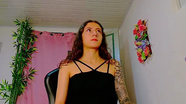 Snapshot of scarlet-jonesx chatting on 04.14.26 scarlet-jonesx online show from 04.14.26