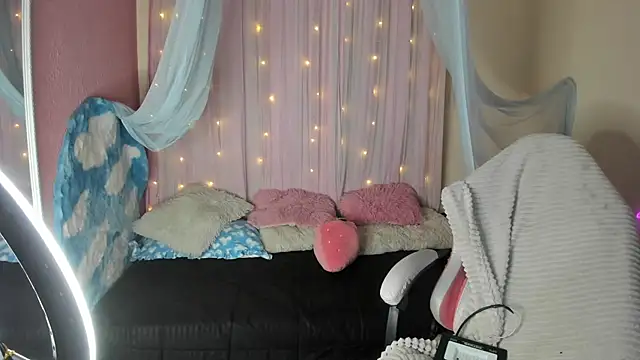Snapshot of SheryLee chatting on 12.17.24 SheryLee online show from 12.17.24
