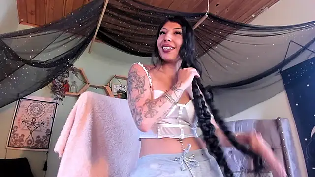 Snapshot of SheryLee chatting on 09.19.25 SheryLee online show from 09.19.25