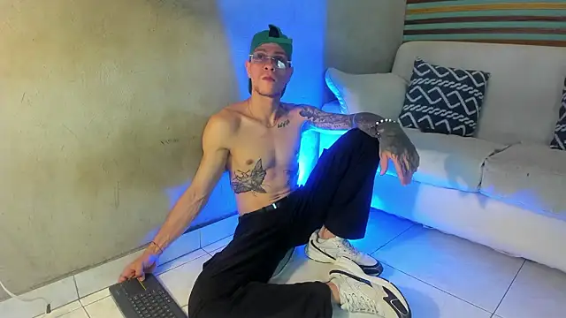 Snapshot of french_sexx chatting on 02.15.26 french sexx online show from 02.15.26