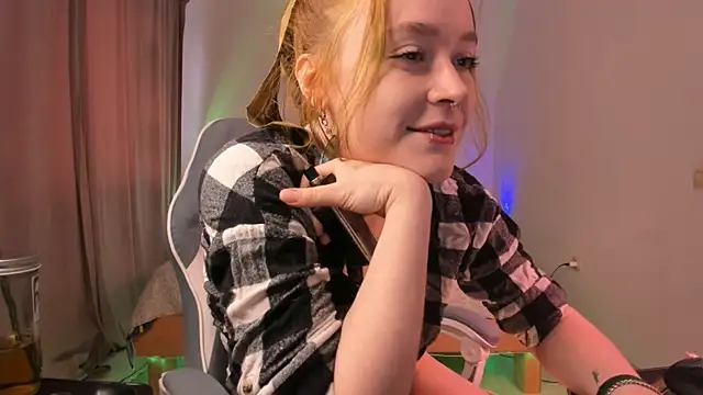 Snapshot of alisahug chatting on 04.19.26 alisahug online show from 04.19.26