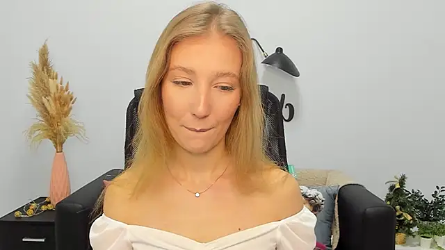 Snapshot of LolaWilsons chatting on 12.29.24 LolaWilsons online show from 12.29.24