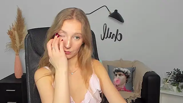 Snapshot of LolaWilsons chatting on 02.04.25 LolaWilsons online show from 02.04.25