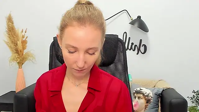 Snapshot of LolaWilsons chatting on 03.20.25 LolaWilsons online show from 03.20.25