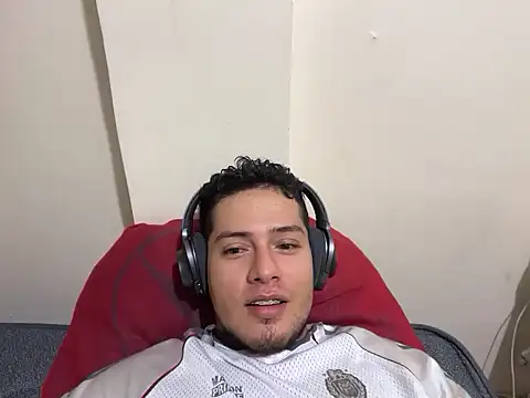 Snapshot of Malandralle chatting on 11.26.25 Malandralle online show from 11.26.25