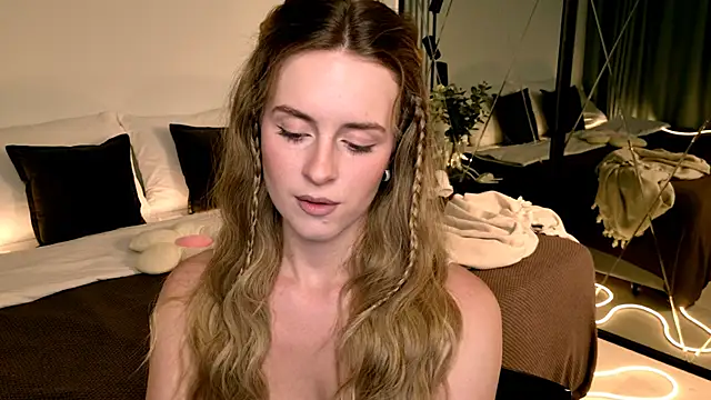 Snapshot of RozzitaBedberry chatting on 05.16.26 RozzitaBedberry online show from 05.16.26