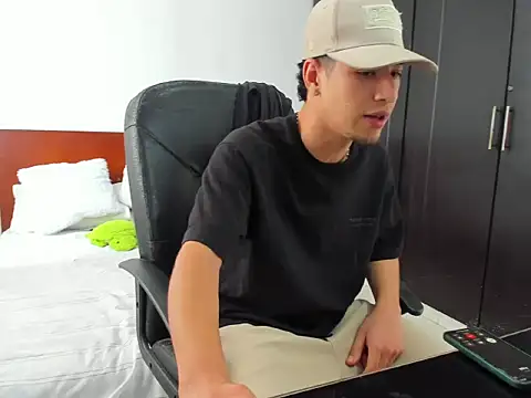 Snapshot of Chandler_ken chatting on 10.25.25 Chandler ken online show from 10.25.25