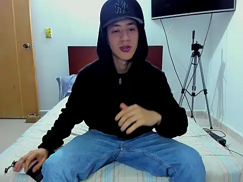 Snapshot of Chandler_ken chatting on 11.18.25 Chandler ken online show from 11.18.25