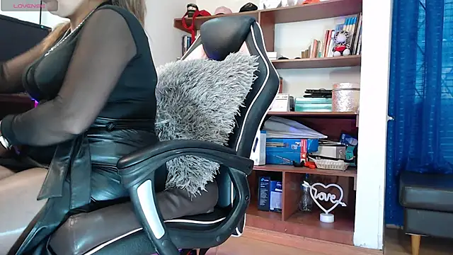 Snapshot of LiaTaylorr chatting on 10.10.25 LiaTaylorr online show from 10.10.25