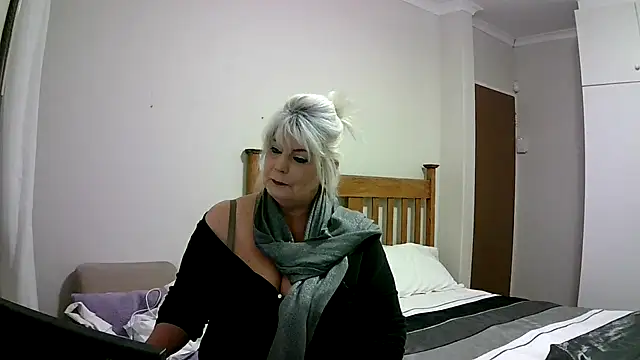 Snapshot of Miahotmilf chatting on 12.31.24 Miahotmilf online show from 12.31.24