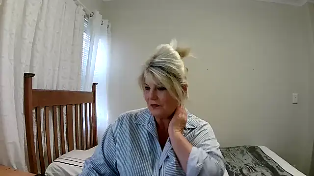 Snapshot of Miahotmilf chatting on 01.04.25 Miahotmilf online show from 01.04.25