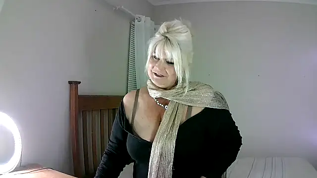 Snapshot of Miahotmilf chatting on 03.01.25 Miahotmilf online show from 03.01.25
