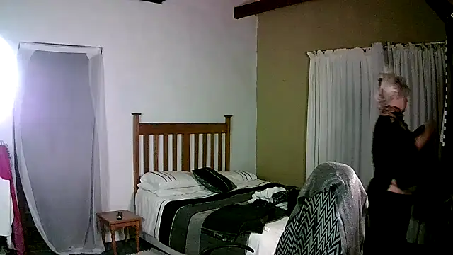 Snapshot of Miahotmilf chatting on 11.15.25 Miahotmilf online show from 11.15.25