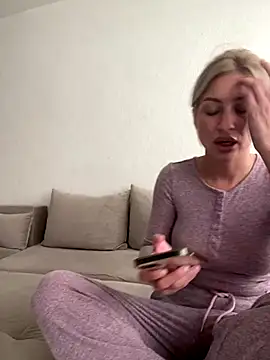 Snapshot of belle98 chatting on 09.10.25 belle98 online show from 09.10.25