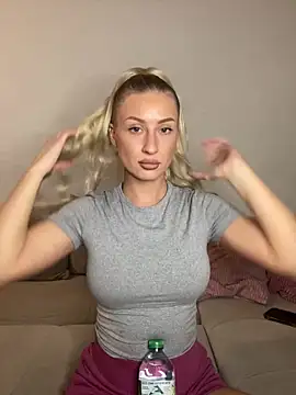 Snapshot of belle98 chatting on 09.29.25 belle98 online show from 09.29.25