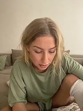 Snapshot of belle98 chatting on 11.09.25 belle98 online show from 11.09.25