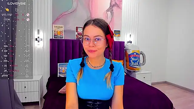 Snapshot of Kelly_Cuutie chatting on 09.20.25 Kelly Cuutie online show from 09.20.25