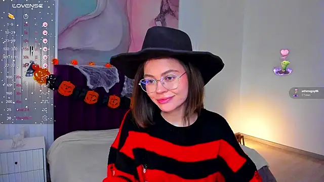 Snapshot of Kelly_Cuutie chatting on 10.28.25 Kelly Cuutie online show from 10.28.25