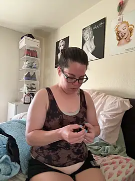 Snapshot of FreakNastyLacie chatting on 05.18.26 FreakNastyLacie online show from 05.18.26
