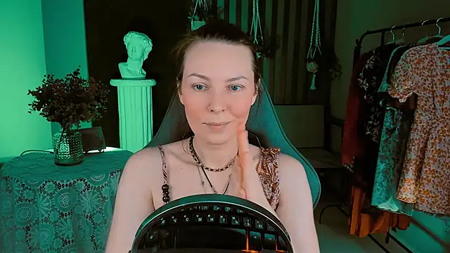 Snapshot of VandaRossi chatting on 12.26.24 VandaRossi online show from 12.26.24