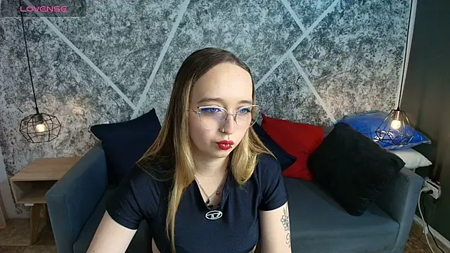 Snapshot of Liaroberts1 chatting on 06.04.26 Liaroberts1 online show from 06.04.26
