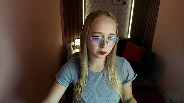 Snapshot of Liaroberts1 chatting on 06.17.26 Liaroberts1 online show from 06.17.26