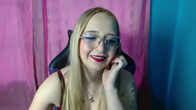 Snapshot of Liaroberts1 chatting on 06.18.26 Liaroberts1 online show from 06.18.26