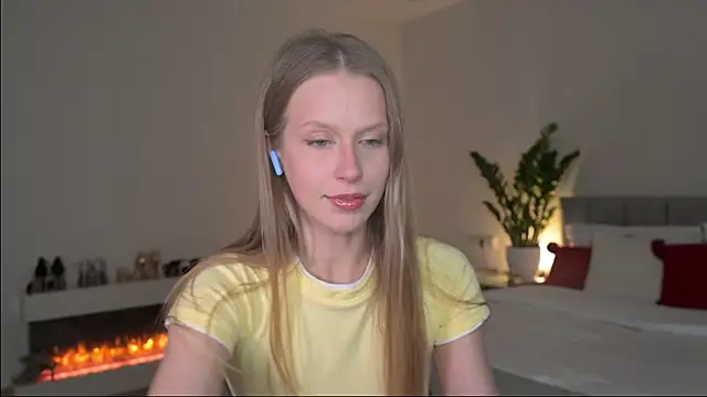 Snapshot of ella_twinkl chatting on 04.25.26 ella twinkl online show from 04.25.26