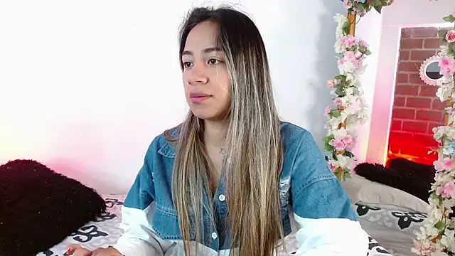 Snapshot of Jules_n_Gia chatting on 12.18.24 Jules n Gia online show from 12.18.24