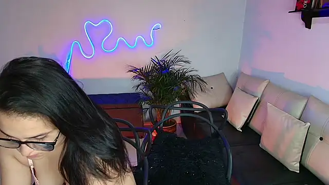 Snapshot of Jules_n_Gia chatting on 02.02.25 Jules n Gia online show from 02.02.25