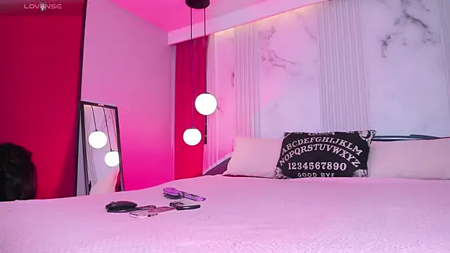 ninaevanss  online show from 11.28.25