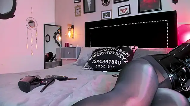 ninaevanss  online show from 02.04.26