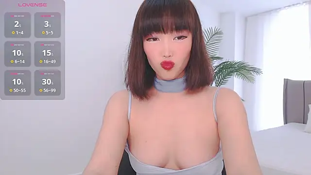 Snapshot of TumiLio chatting on 02.18.25 TumiLio online show from 02.18.25