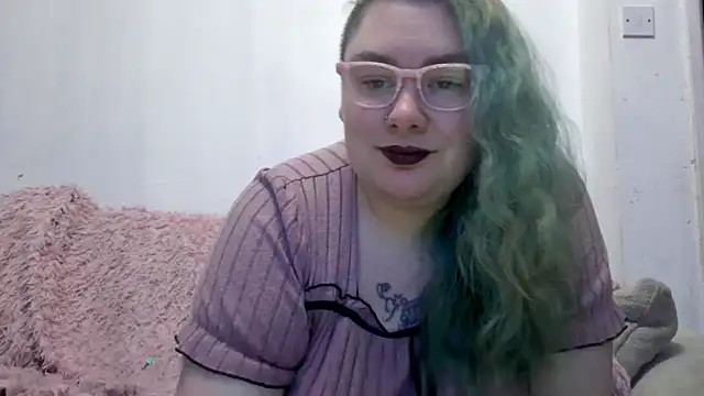 Snapshot of Bustycurves chatting on 04.20.26 Bustycurves online show from 04.20.26