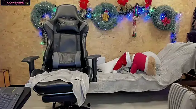 Biancastrongg online show from 12.17.24