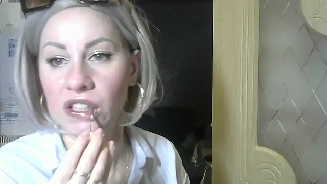 Snapshot of TherestlessKitty chatting on 12.03.24 TherestlessKitty online show from 12.03.24