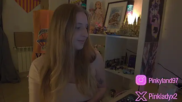 Snapshot of Pinkyladyxxx chatting on 04.25.26 Pinkyladyxxx online show from 04.25.26