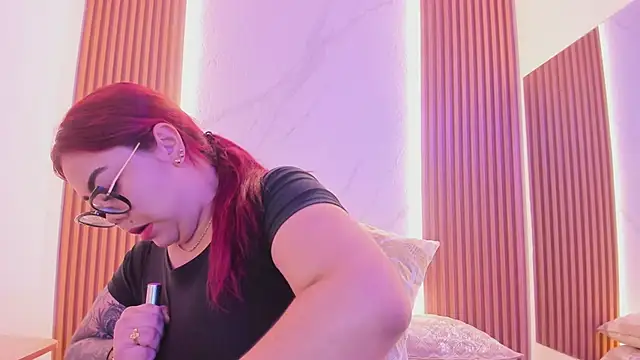 juicy led  online show from 02.24.25