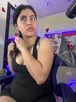 Snapshot of _luna_torres chatting on 06.18.26 luna torres online show from 06.18.26