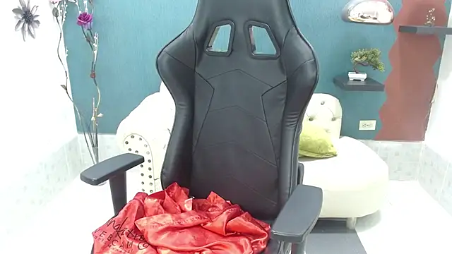 Snapshot of Melikasweetz chatting on 02.14.25 Melikasweetz online show from 02.14.25