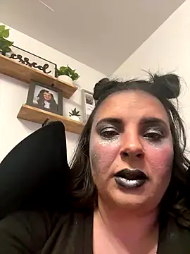 Snapshot of lairarose chatting on 11.02.25 lairarose online show from 11.02.25