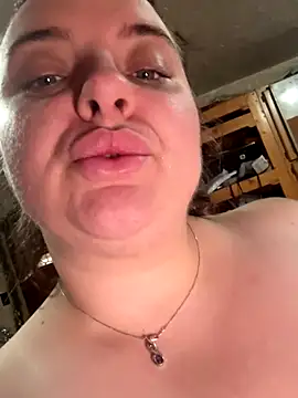 Snapshot of lairarose chatting on 12.13.25 lairarose online show from 12.13.25