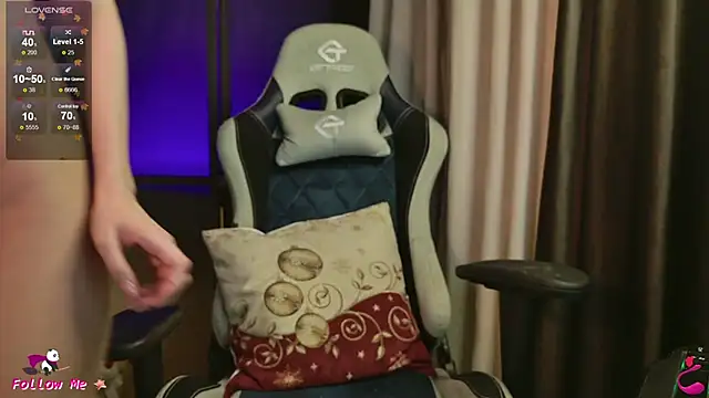 Snapshot of ohLeya chatting on 12.24.24 ohLeya online show from 12.24.24