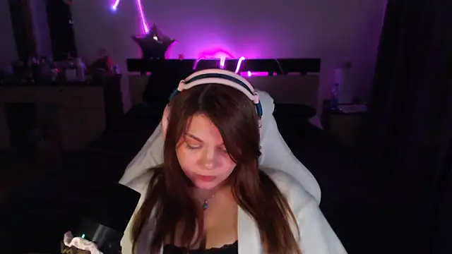 helengilmor online show from 12.04.25