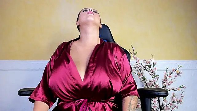 Snapshot of Lau_Beauty chatting on 01.28.25 Lau Beauty online show from 01.28.25