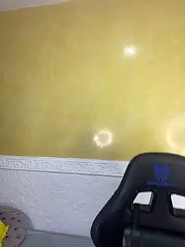 Snapshot of Lau_Beauty chatting on 02.04.25 Lau Beauty online show from 02.04.25