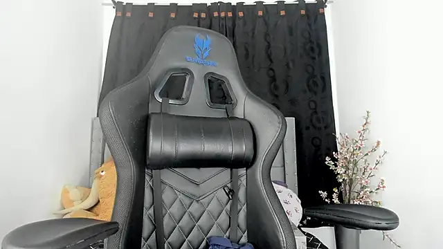 Snapshot of Lau_Beauty chatting on 03.19.25 Lau Beauty online show from 03.19.25