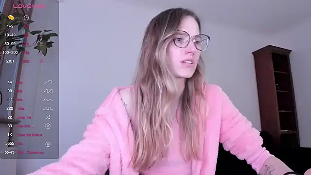 Snapshot of Sexy_Sweets chatting on 01.04.25 Sexy Sweets online show from 01.04.25