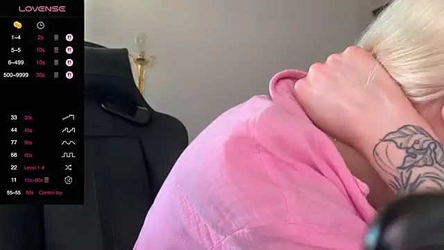 Snapshot of Sexy_Sweets chatting on 09.11.25 Sexy Sweets online show from 09.11.25